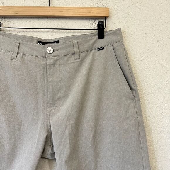 TRAVIS MATHEW 9.5" Beck Golf Performance Shorts Stretch Pockets in Taupe - Picture 3 of 9